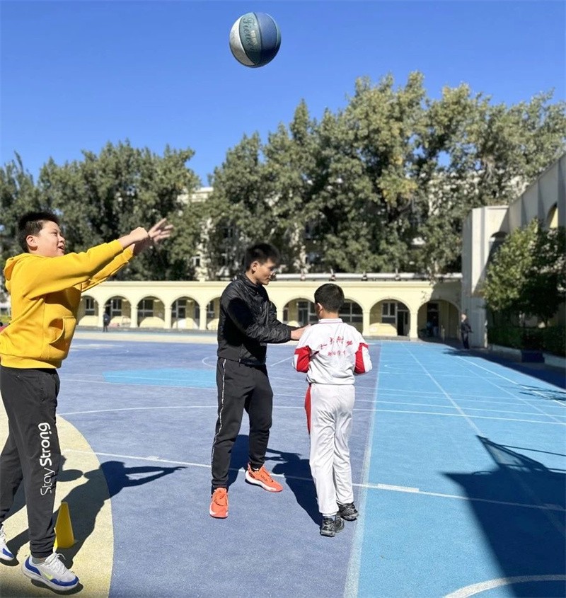 刻苦训练篮球时如何避免受伤的建议_0